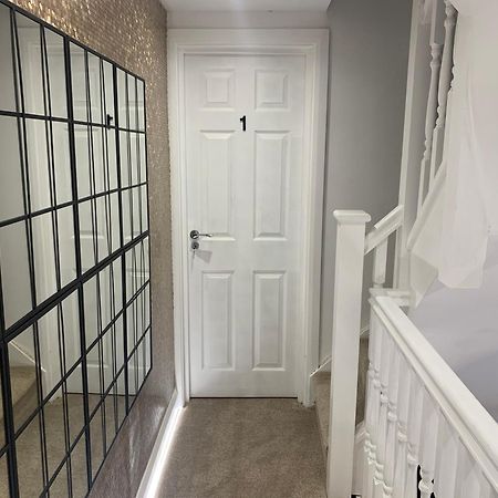 Air Conditioned Modern Double Bed Room With Private Attached Bathroom - Free Parking - Near London Heathrow Airport & Southall Broadway Esterno foto