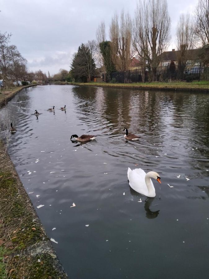 Air Conditioned Modern Double Bed Room With Private Attached Bathroom - Free Parking - Near London Heathrow Airport & Southall Broadway Esterno foto