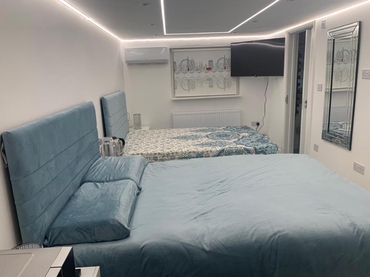 Air Conditioned Modern Double Bed Room With Private Attached Bathroom - Free Parking - Near London Heathrow Airport & Southall Broadway Esterno foto