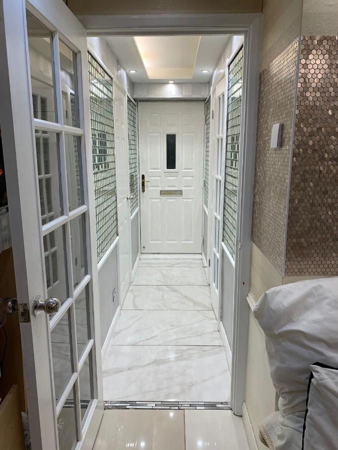 Air Conditioned Modern Double Bed Room With Private Attached Bathroom - Free Parking - Near London Heathrow Airport & Southall Broadway Esterno foto