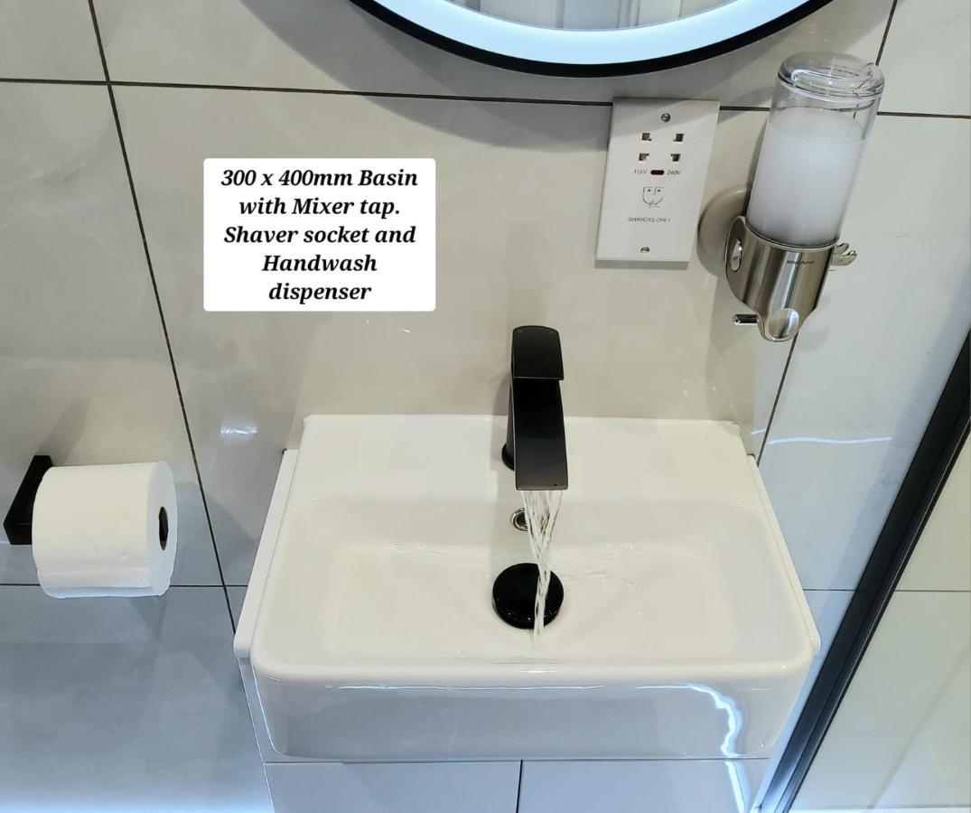 Air Conditioned Modern Double Bed Room With Private Attached Bathroom - Free Parking - Near London Heathrow Airport & Southall Broadway Esterno foto