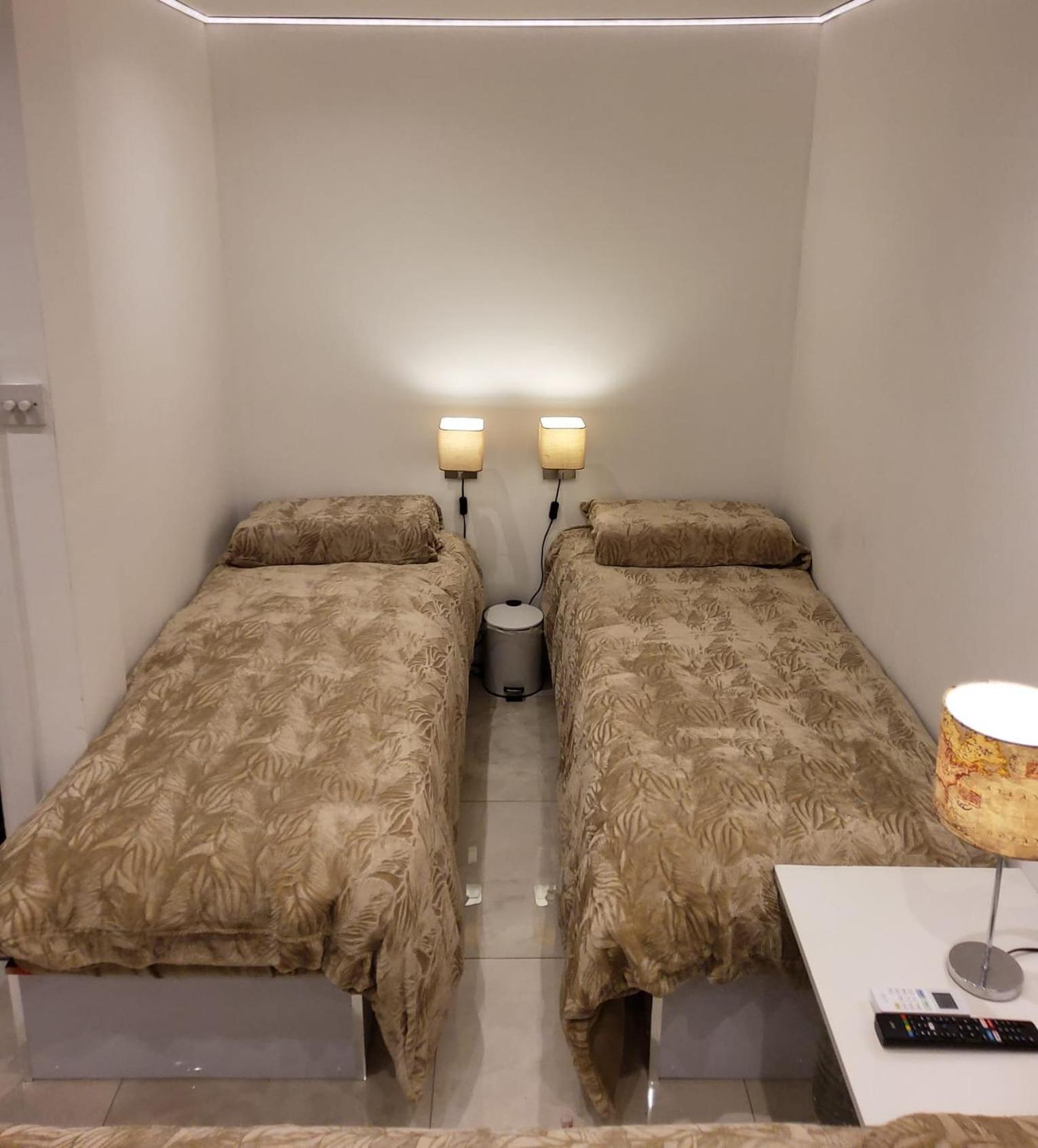 Air Conditioned Modern Double Bed Room With Private Attached Bathroom - Free Parking - Near London Heathrow Airport & Southall Broadway Esterno foto