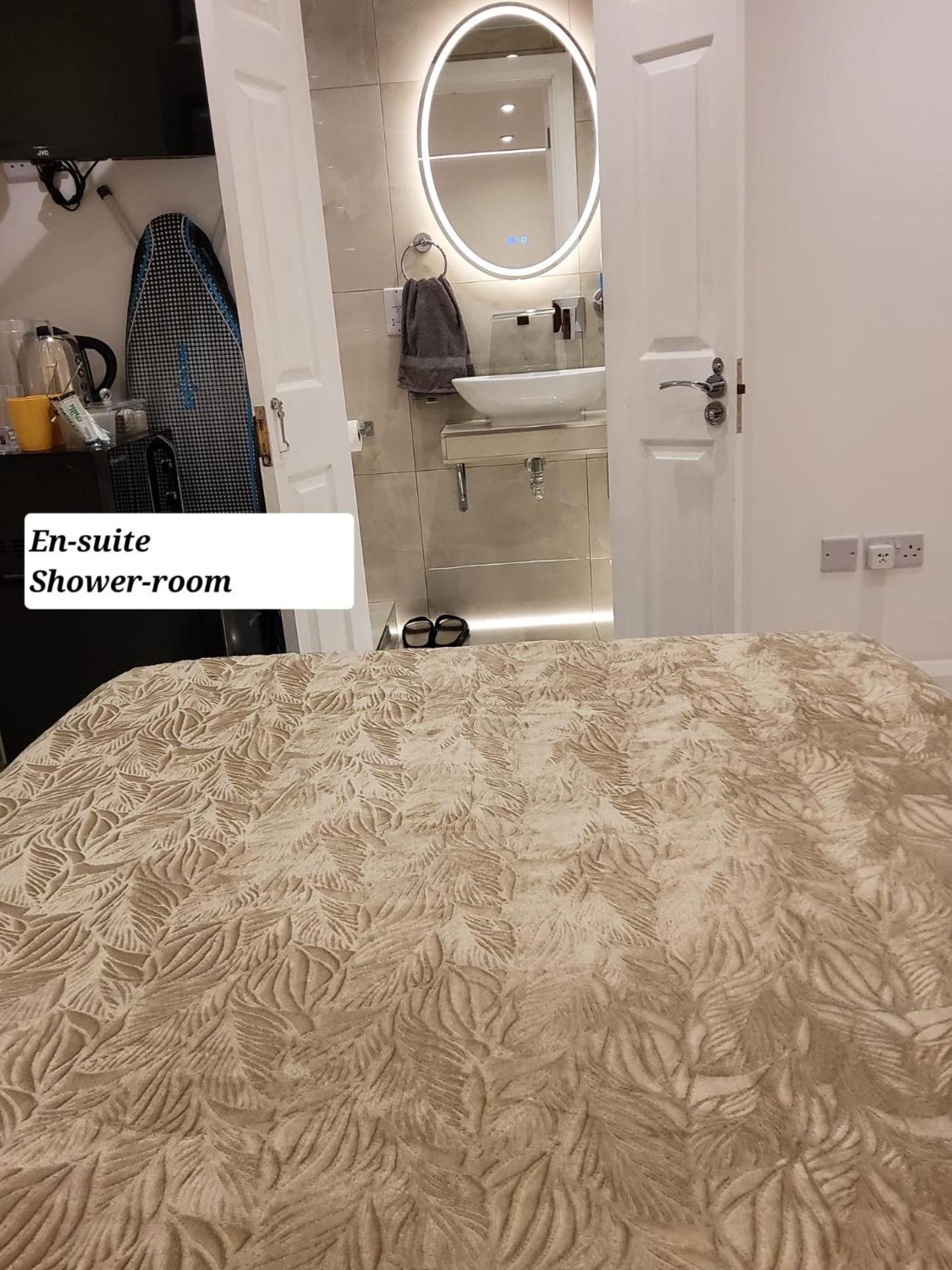 Air Conditioned Modern Double Bed Room With Private Attached Bathroom - Free Parking - Near London Heathrow Airport & Southall Broadway Esterno foto